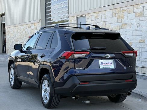 Used 2020 Toyota RAV4 XLE w/ Carpet Mat Package FWD image 4