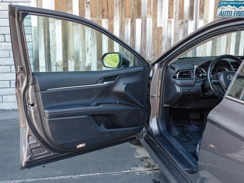 Used 2021 Toyota Camry XLE FWD image 9