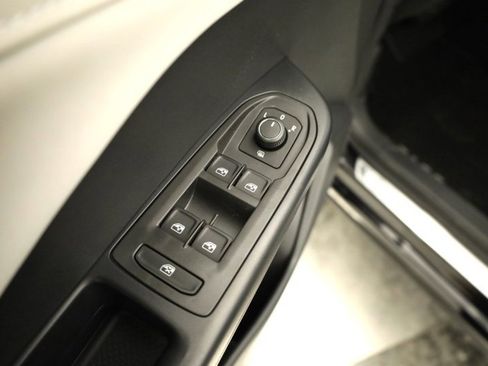 New 2026 Volkswagen Taos SE image 10