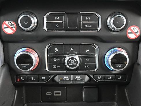 Used 2024 GMC Yukon SLT AWD/4WD image 17