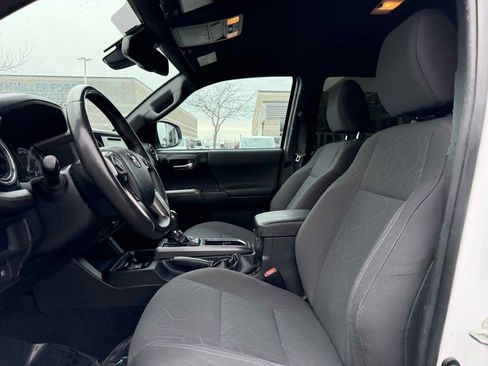 Used 2019 Toyota Tacoma TRD Sport image 16