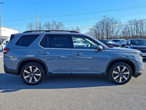 Used 2025 Honda Pilot Touring image 7
