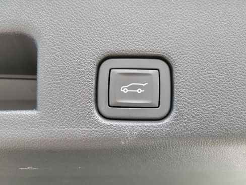 Used 2025 Chevrolet Traverse LT image 11