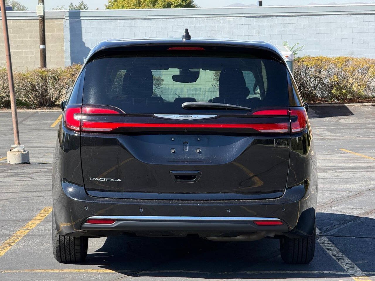 Used 2024 Chrysler Pacifica Touring-L FWD image 4