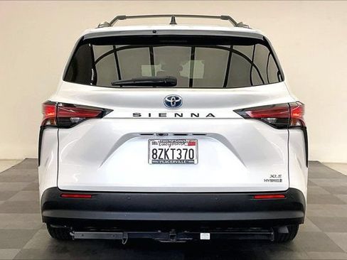 Used 2022 Toyota Sienna XLE w/ XLE Plus Package FWD image 3