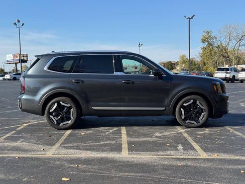 Used 2024 Kia Telluride EX w/ EX Captain's Chair Package image 2