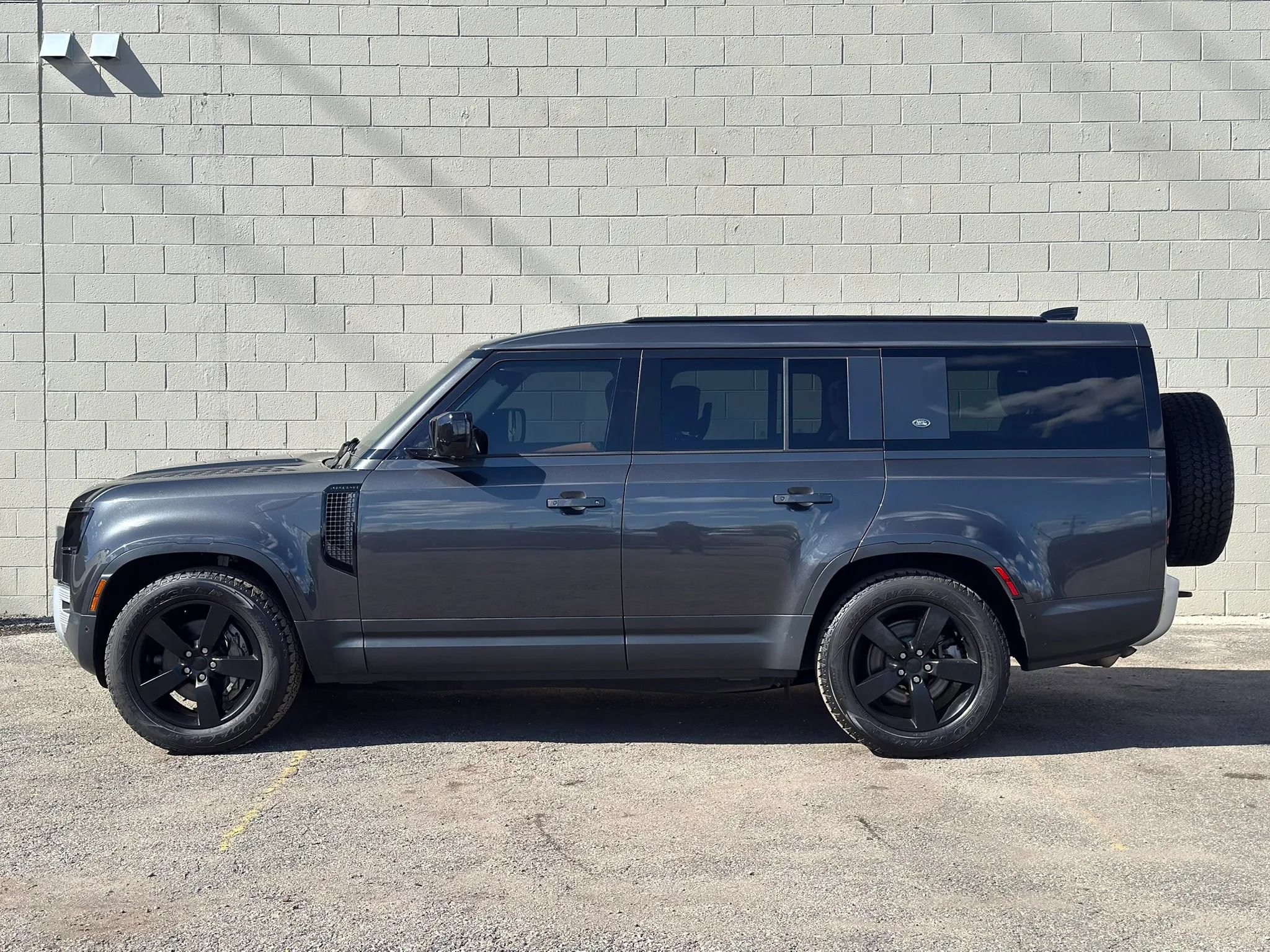 Used 2023 Land Rover Defender 130 First Edition AWD/4WD image 2