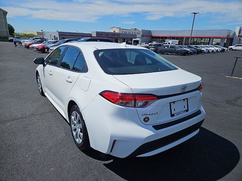 Used 2020 Toyota Corolla LE FWD image 3
