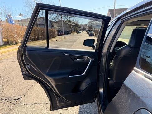 Used 2019 Toyota RAV4 Limited image 24