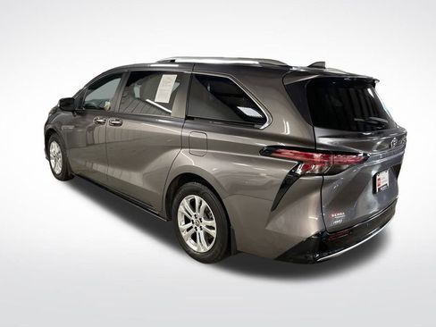 Certified 2023 Toyota Sienna Platinum image 3