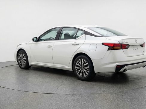 Used 2025 Nissan Altima 2.5 SV FWD image 6