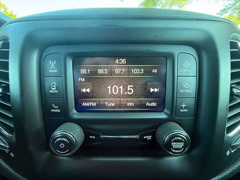 Used 2017 Jeep Compass Latitude AWD/4WD image 18