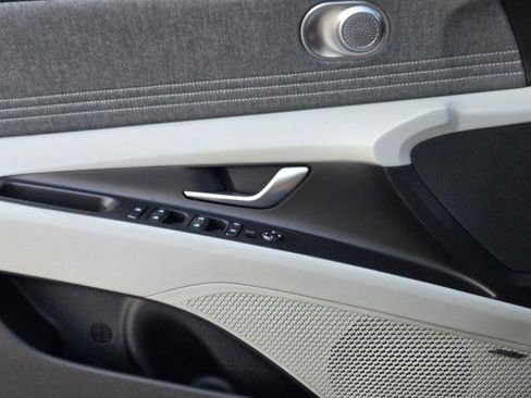 New 2025 Hyundai Elantra Limited image 16