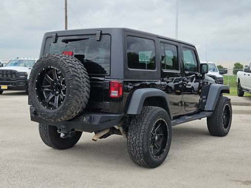 Used 2017 Jeep Wrangler Unlimited Sport w/ Connectivity Group AWD/4WD image 3