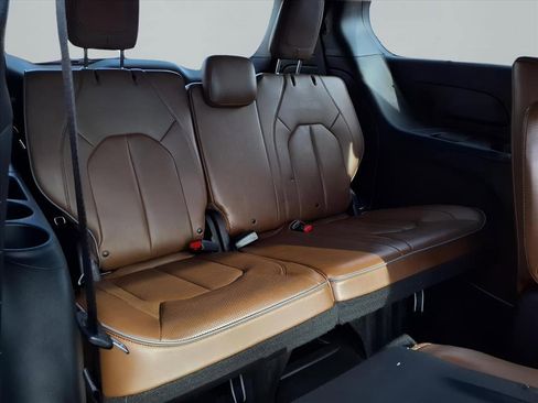 Used 2021 Chrysler Pacifica Limited w/ Uconnect Theater Family Group image 19