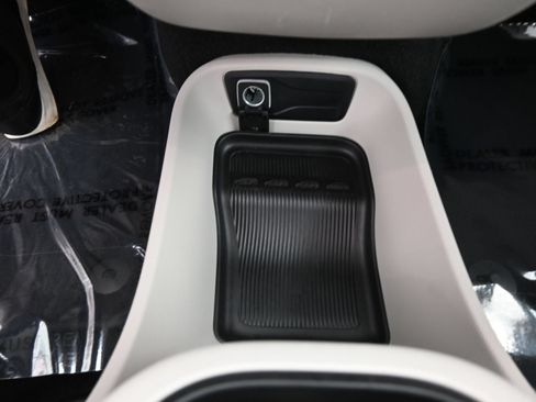 Used 2024 Chrysler Pacifica Touring-L FWD image 17