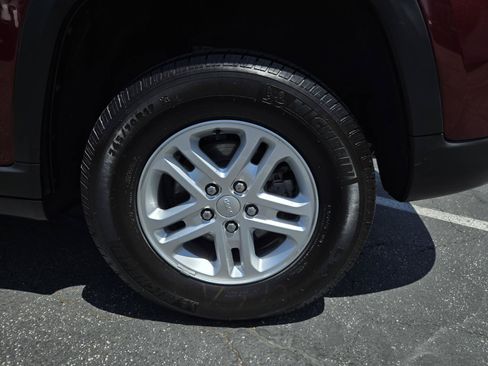 Used 2023 Jeep Grand Cherokee Laredo RWD image 35