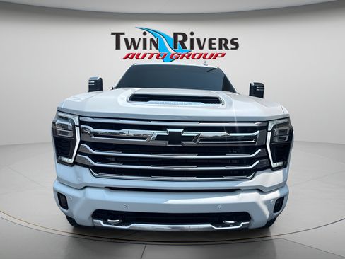 Used 2026 Chevrolet Silverado 2500 High Country w/ High Country Premium Package AWD/4WD image 7