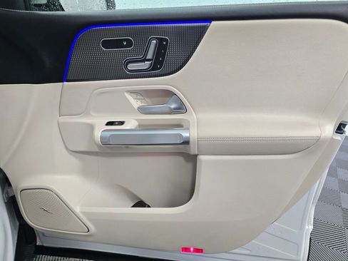 Used 2023 Mercedes-Benz GLB 250 4MATIC w/ Premium Package image 26