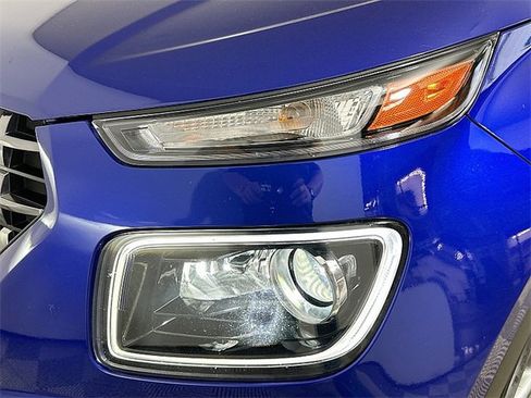Used 2023 Hyundai Venue Limited image 25