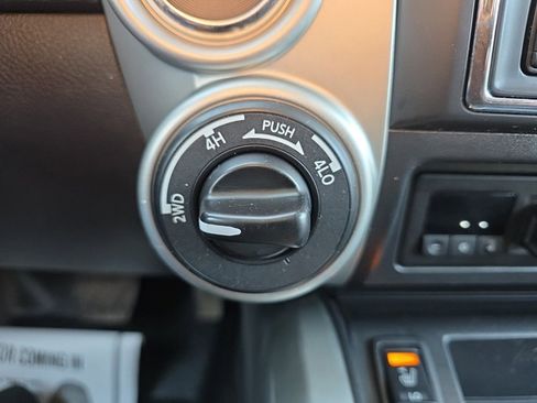 Used 2018 Nissan Titan SV w/ SV Convenience Package image 27