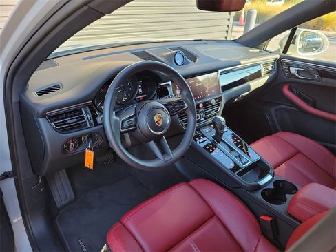 Certified 2025 Porsche Macan image 5