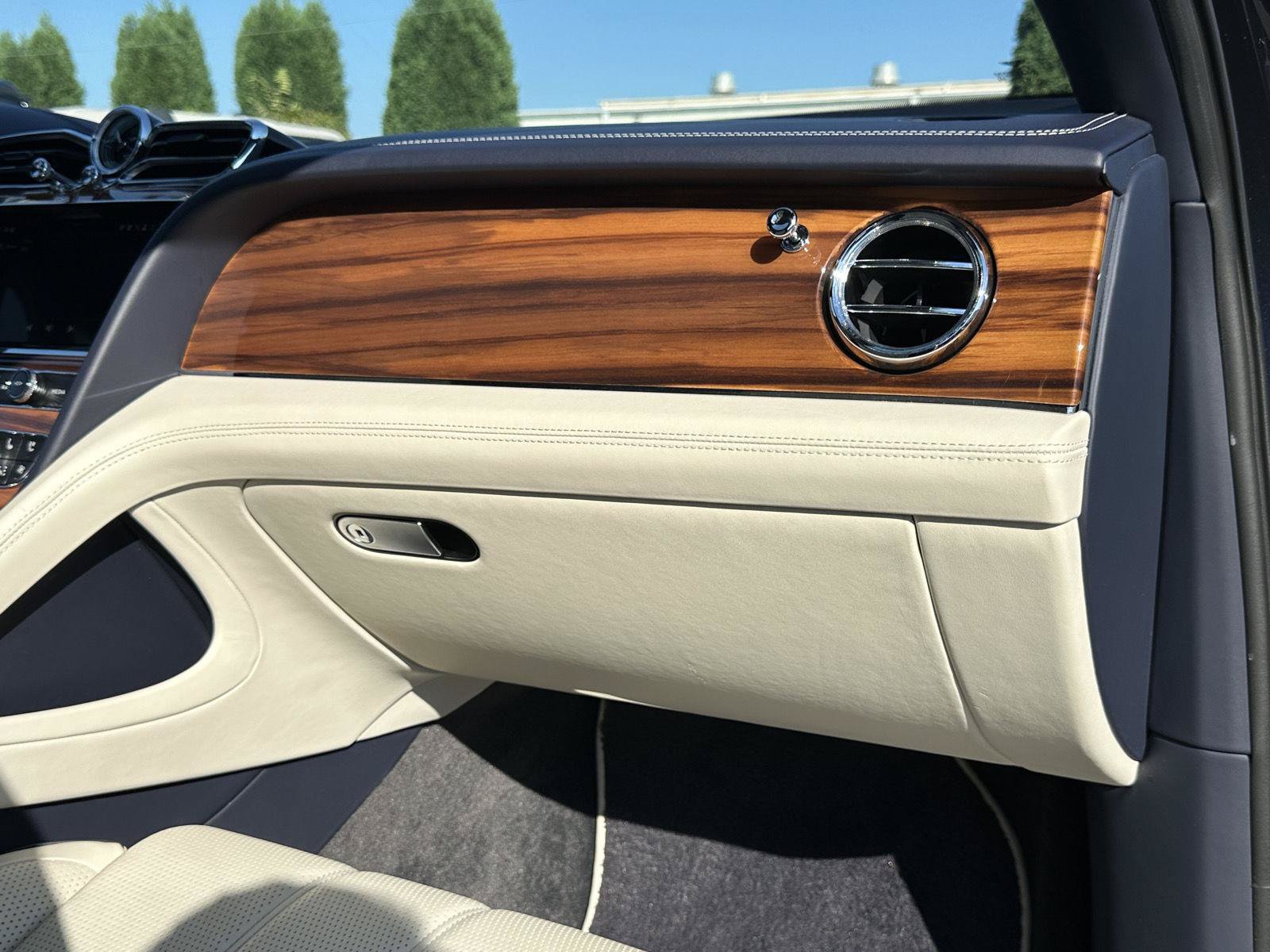 Used 2022 Bentley Bentayga AWD/4WD image 20