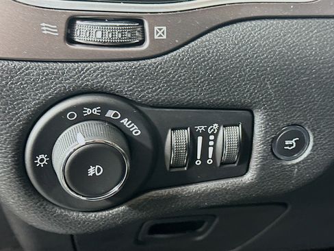 Used 2019 Jeep Cherokee Limited image 17