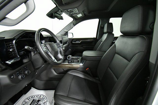 Used 2025 Chevrolet Silverado 1500 LT Trail Boss w/ Convenience Package II AWD/4WD image 5