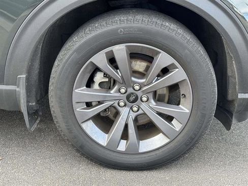 Used 2022 Ford Explorer XLT w/ Equipment Group 202A image 7