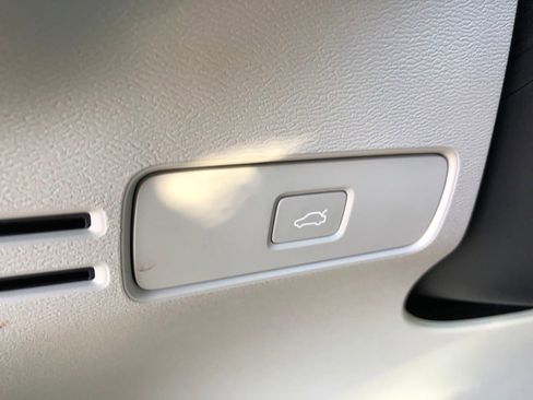 Used 2023 Volvo XC40 B5 Ultimate w/ Protection Package Premier image 13