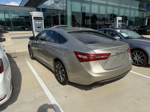 Used 2017 Toyota Avalon XLE FWD image 3