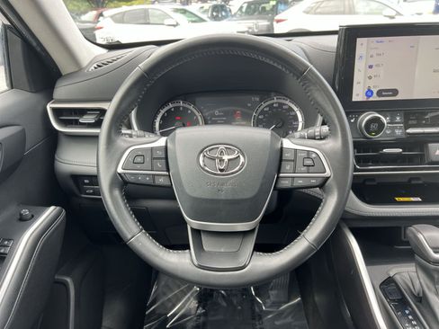 Used 2023 Toyota Highlander XLE AWD/4WD image 16