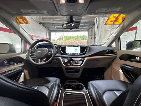 Used 2023 Chrysler Pacifica Touring-L FWD image 26
