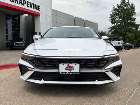 Used 2025 Hyundai Elantra Limited FWD image 3