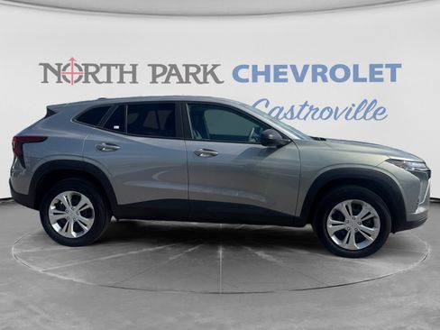 Used 2024 Chevrolet Trax LS w/ Driver Confidence Package FWD image 4