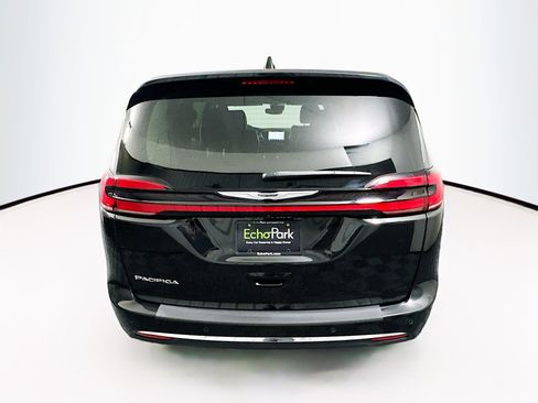 Used 2023 Chrysler Pacifica Touring-L image 7