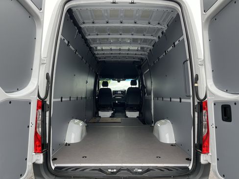 Used 2025 Mercedes-Benz Sprinter 2500 image 5