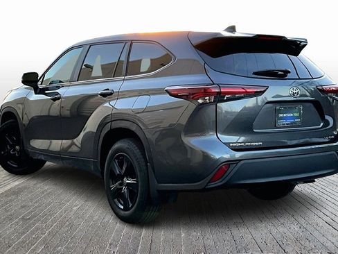 Used 2024 Toyota Highlander LE image 6