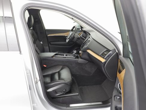 Used 2022 Volvo XC90 T6 Momentum w/ Climate Package image 21