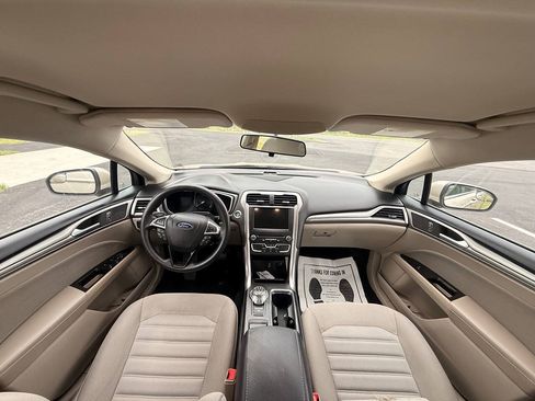 Used 2017 Ford Fusion SE w/ Fusion SE Technology Package FWD image 17