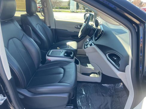 Used 2024 Chrysler Pacifica Touring-L FWD image 24