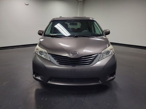 Used 2013 Toyota Sienna LE w/ Towing Pkg image 2