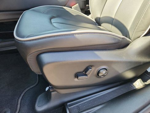 Used 2027 Chrysler Pacifica Limited FWD image 19