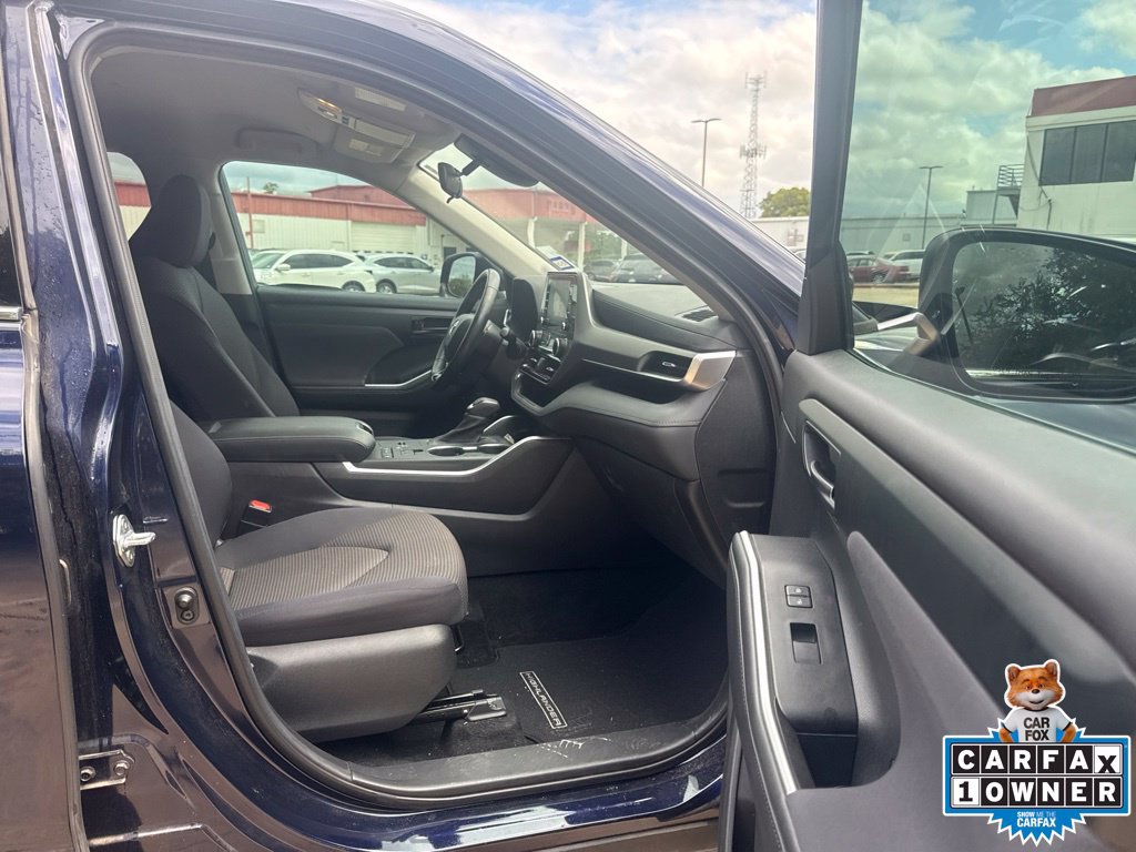 Used 2021 Toyota Highlander LE FWD image 29