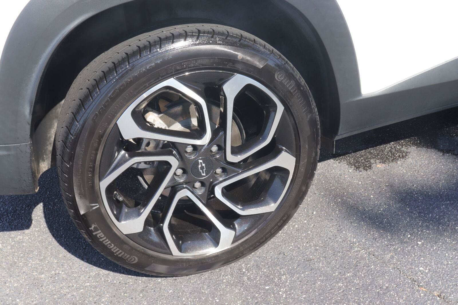 Used 2024 Chevrolet Trax RS w/ Sunroof Package FWD image 37