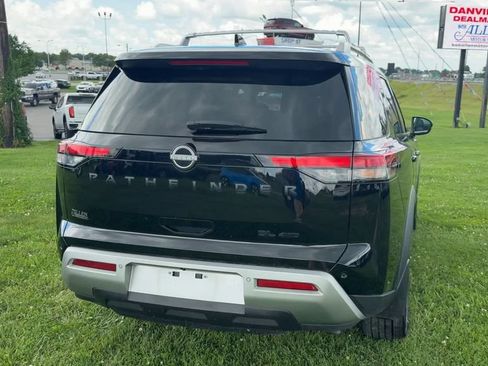 Used 2024 Nissan Pathfinder SL w/ Black Appearance Package AWD/4WD image 6
