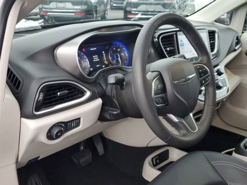 Certified 2024 Chrysler Pacifica Touring-L image 8