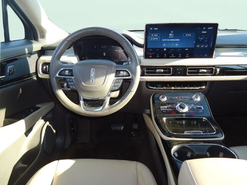 Used 2022 Lincoln Nautilus AWD w/ Premium Package image 11