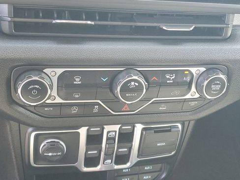 Used 2024 Jeep Gladiator Sport AWD/4WD image 24